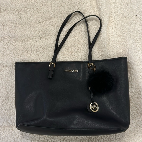 The “neverfull” of Michael Kors, with many compartments. Great for on the go! - Picture 1 of 1